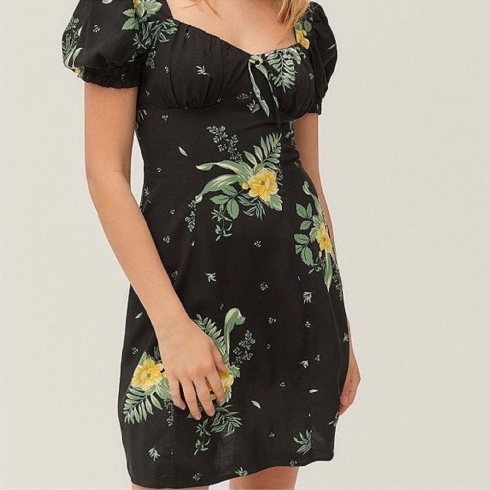 Urban Outfitters Milkmaid Floral Mini Dress Medium Puff Sleeve‎ Dark Romantic